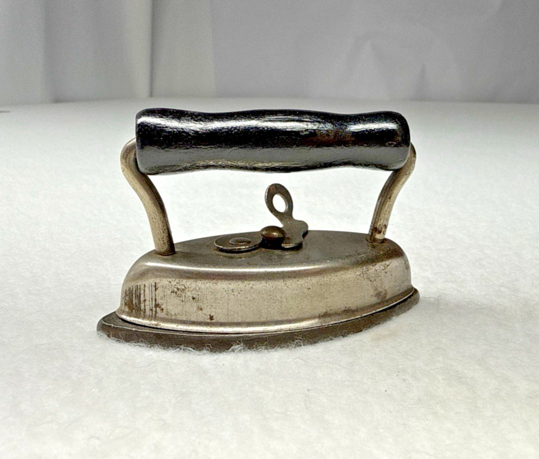 A-BEST-O No 602 Miniature Sad Iron 3\
