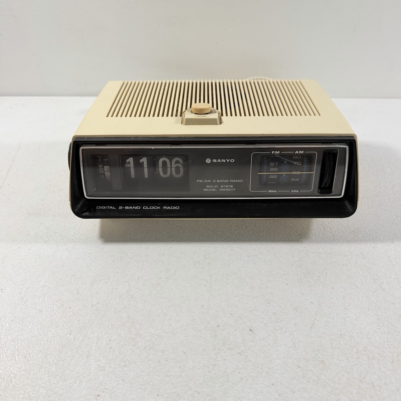 Vintage Sanyo RM 5011 Flip Numbers AM/FM Alarm Clock Radio PARTIALLY WORKS READ Vintage Sanyo RM 5011 Flip Numbers AM/FM Alarm Clock Radio PARTIALLY WORKS READ