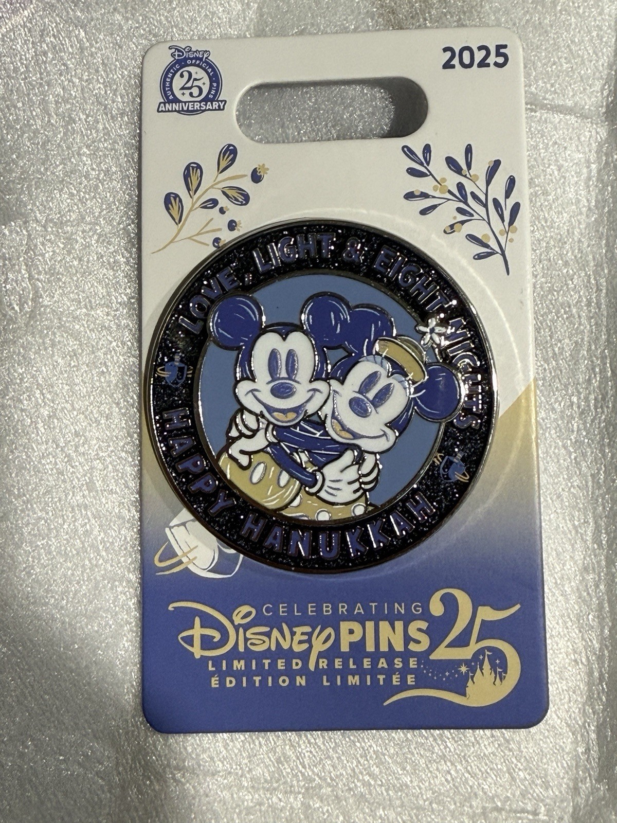 2025 HAPPY HANUKKAH PIN MICKEY MINNIE LOVE LIGHT & EIGHT NIGHTS LR
