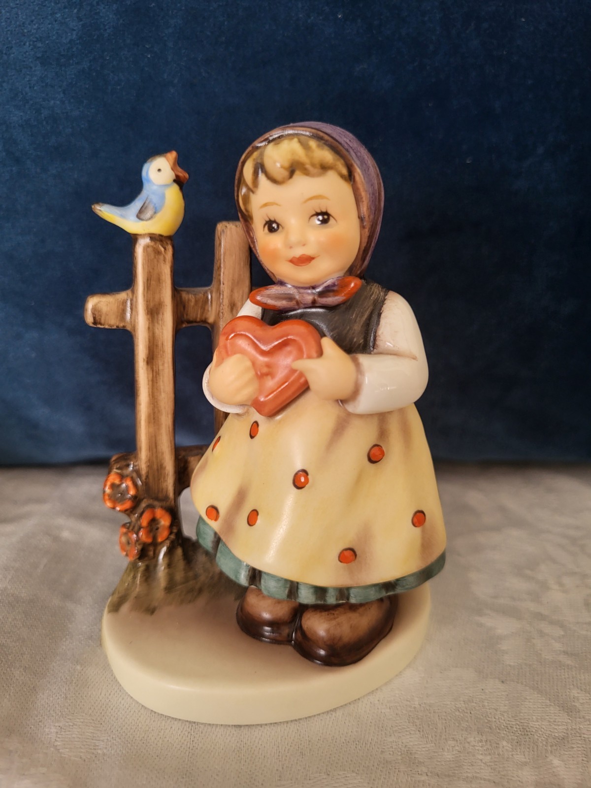 Goebel Hummel Sweet Greetings figurine #352 girl w/ heart TM-6 signed