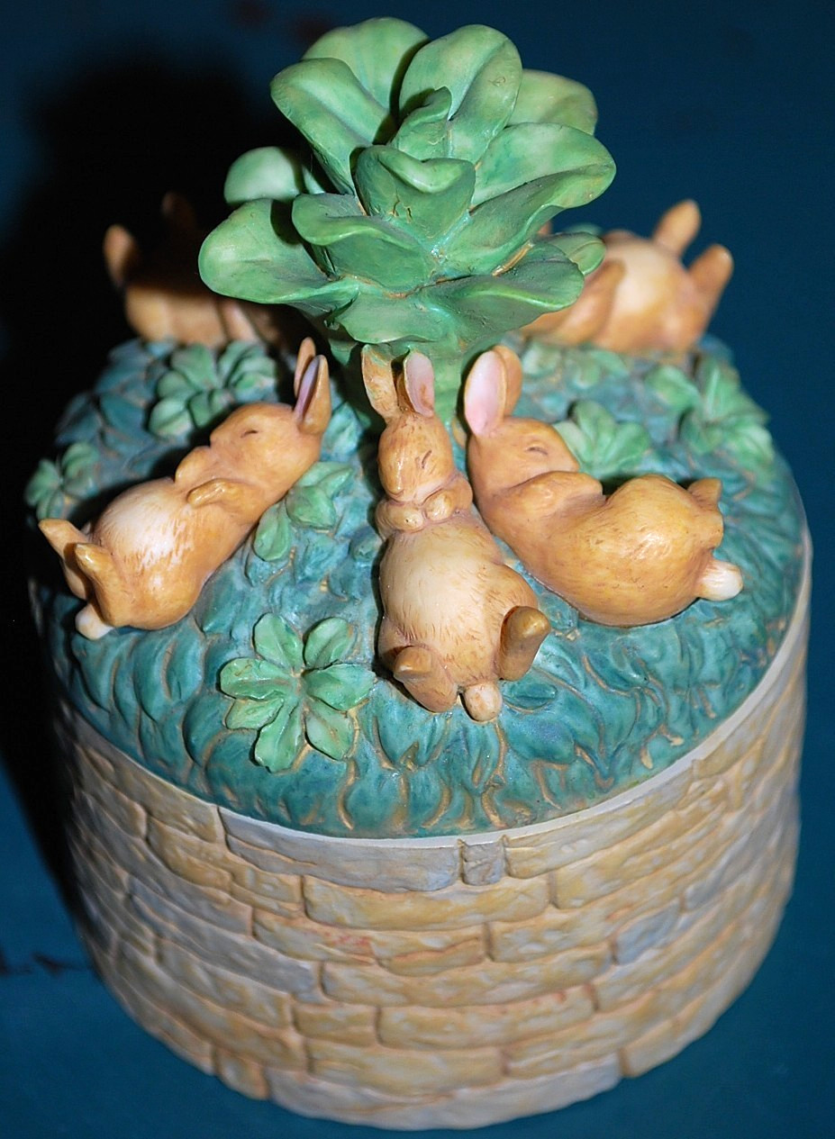 Vtg BEATRIX POTTER SLEEPY BUNNY RABBITS Trinket Box w Lid F WARNE & CO c2000