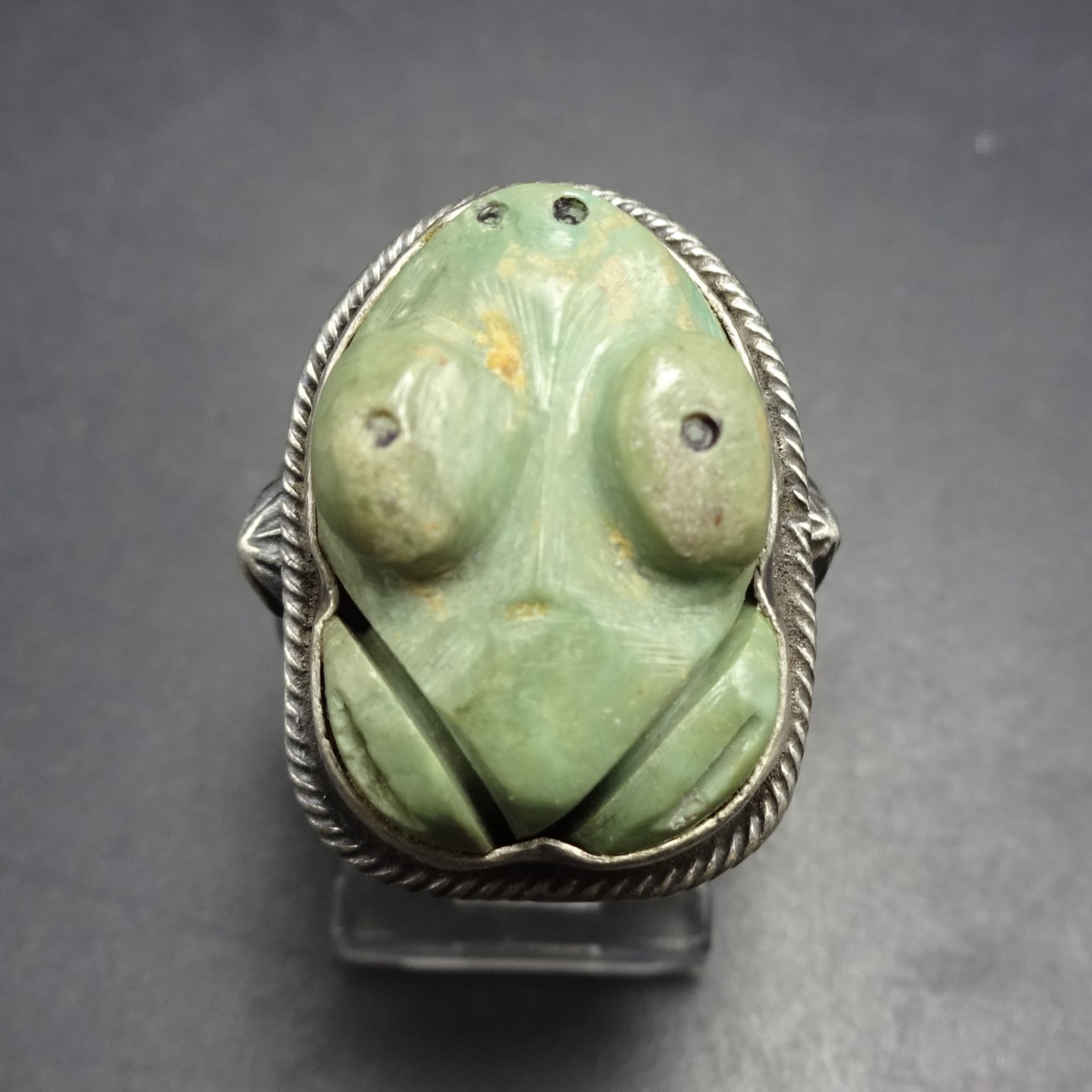 Signed ZUNI Carved Green Turquoise FROG FETISH Sterling Silver RING size 7.75