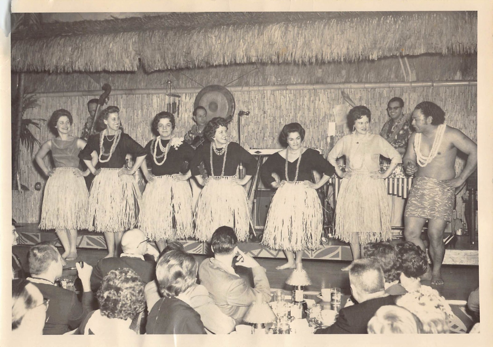 1961 Honolulu Harry\'s Chicago 1960s Souvenir Photo Illinois Women Grass Skirt
