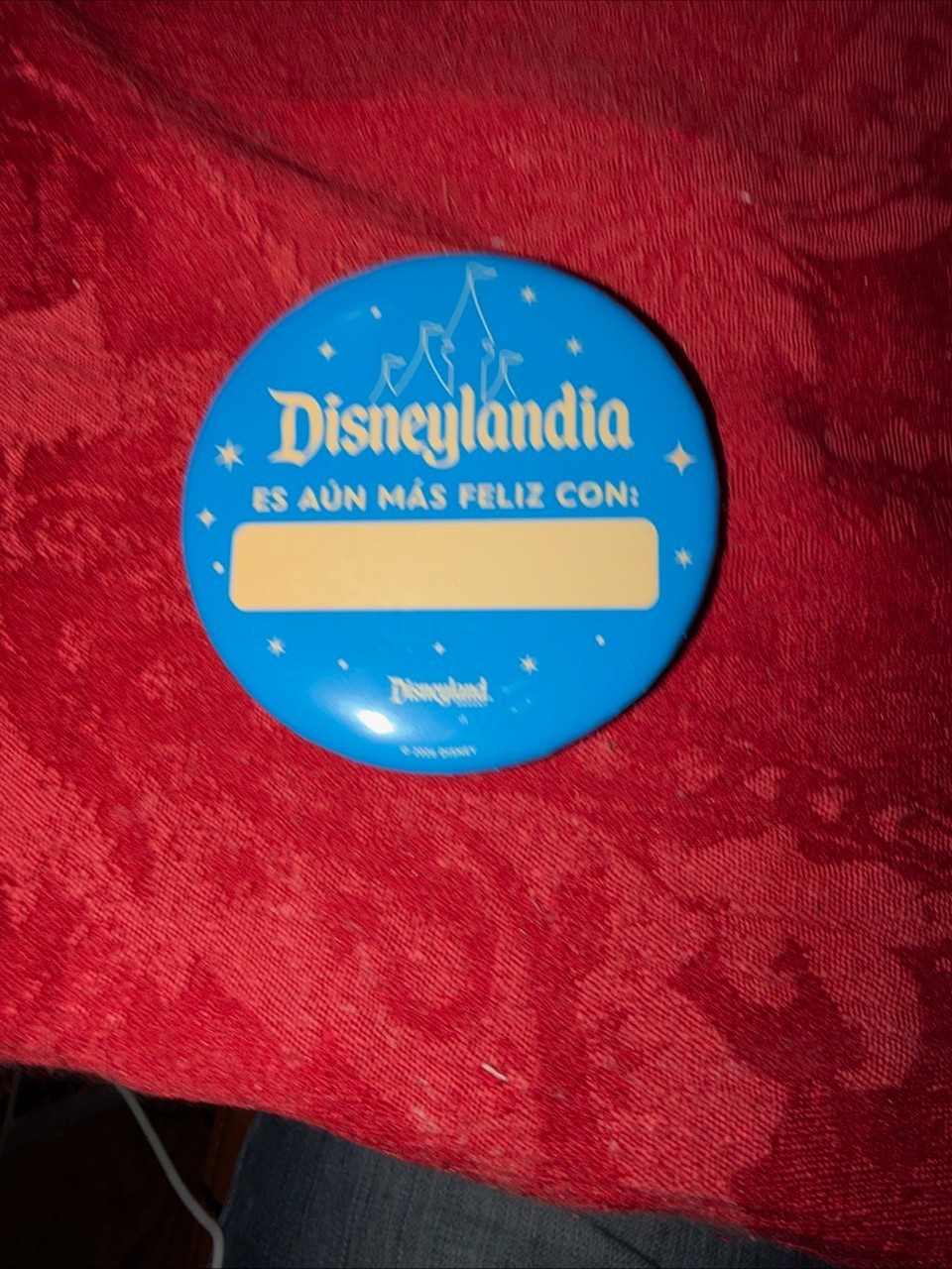 RARE SPANISH DISNEYLAND GUEST BUTTONS ES AUN MAS FELIZ CON (2)