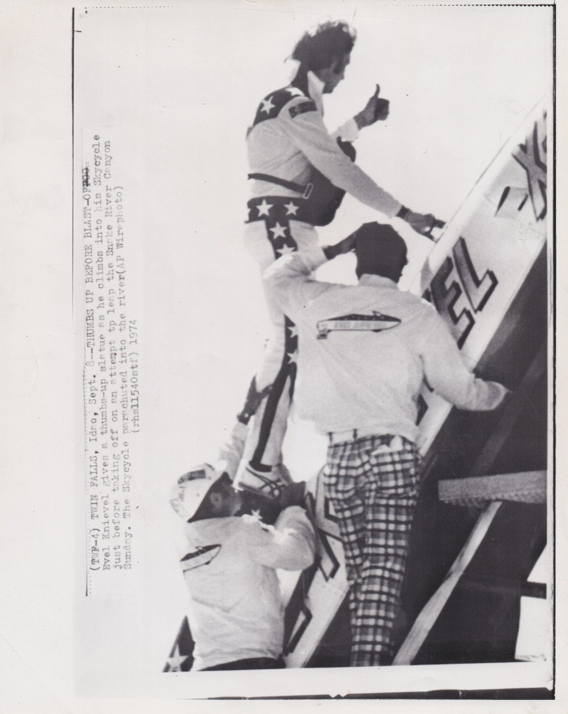 1974 Press Photo Evel Knievel climbs in Skycycle X-2 before Snake River Jump
