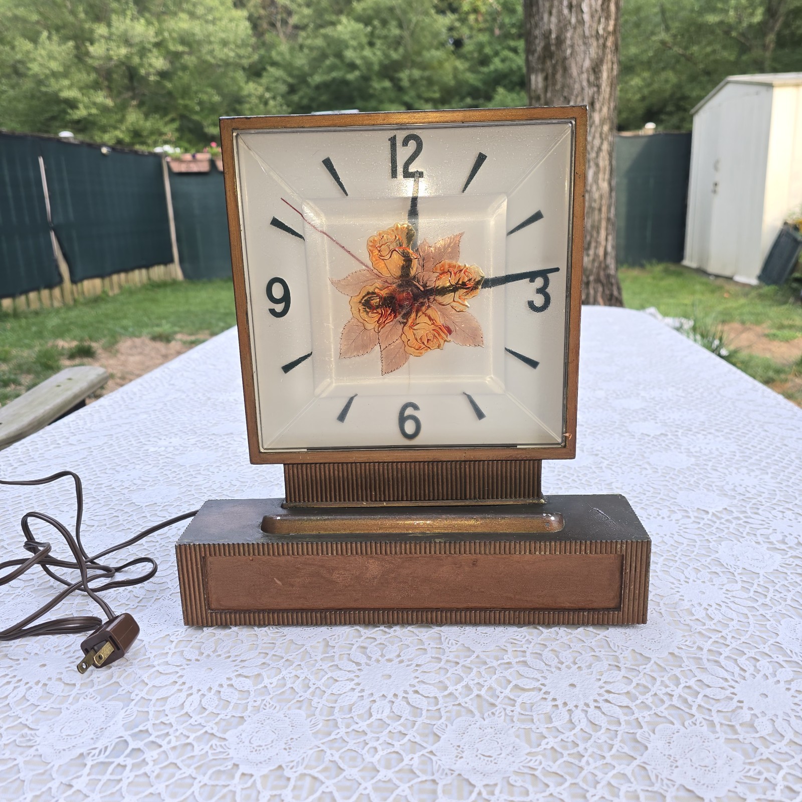 1940\'s Four Roses Whiskey Vintage Tabletop Lighted Clock - Works 1940\'s Four Roses Whiskey Vintage Tabletop Lighted Clock - Works