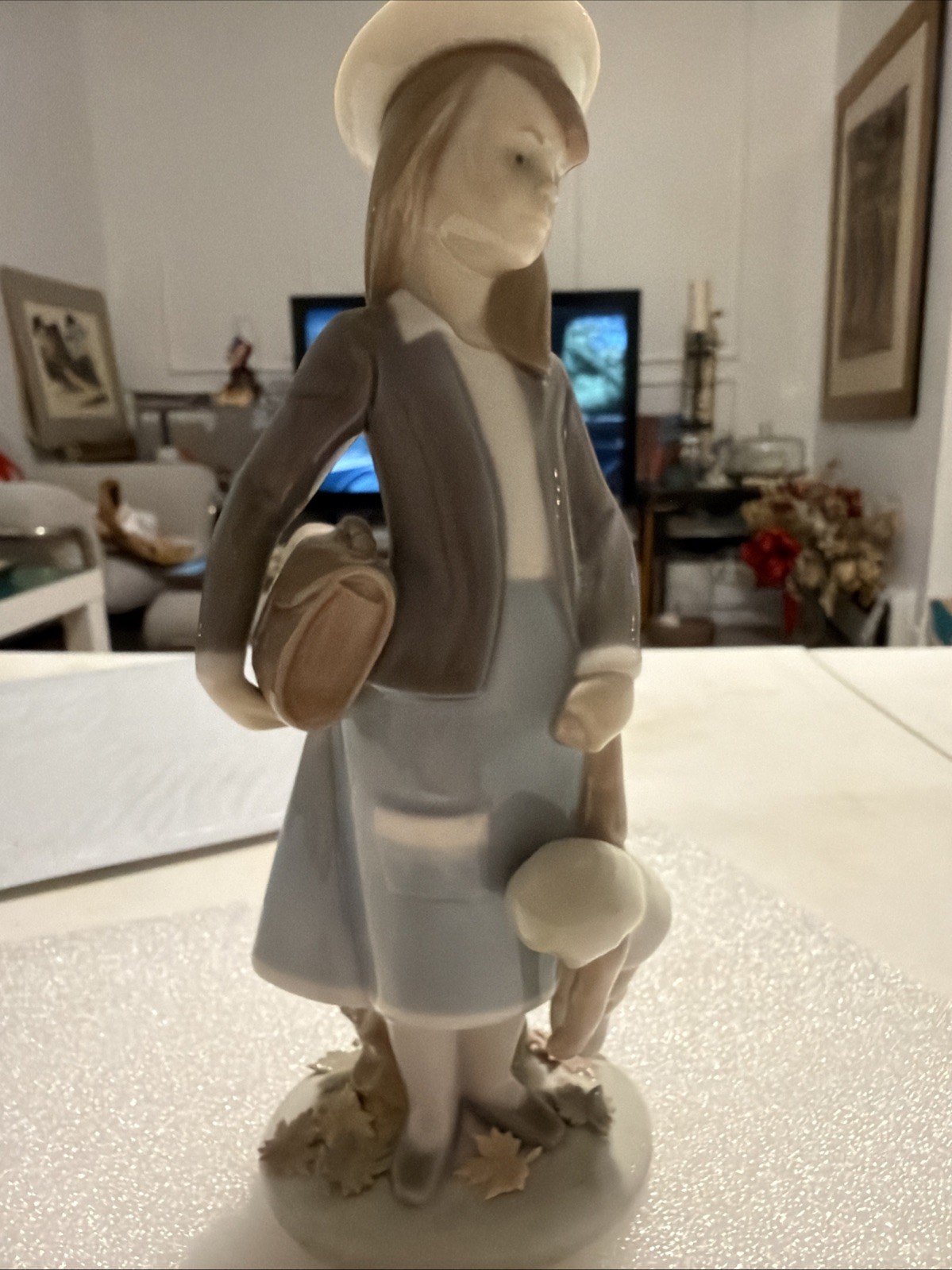 Lladro Girl Figurine with Hat and Bag Porcelain Spain Mint Condition  8\