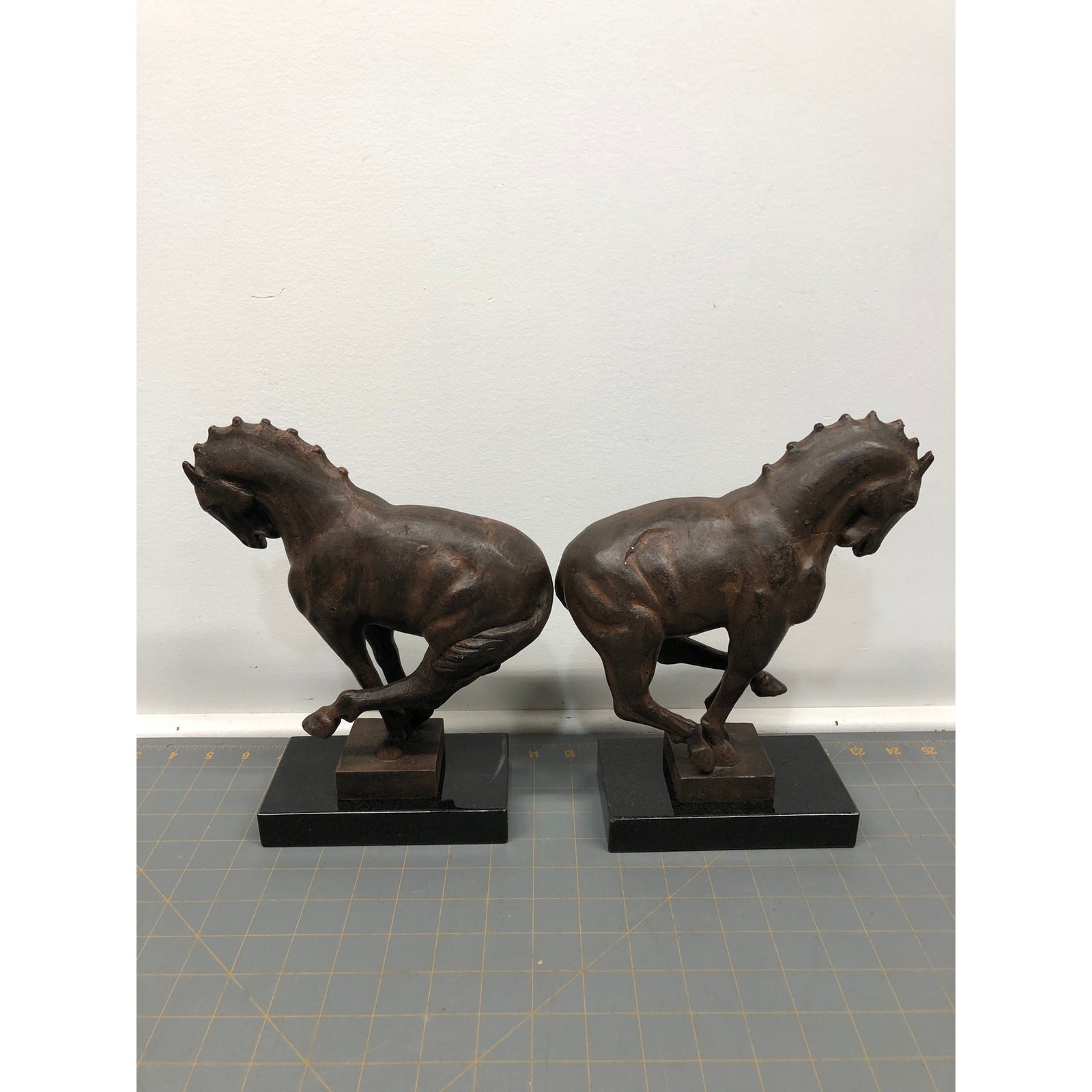 Global View Horse Statue Cast Iron Bronze on Granite Approx. 10 1/2
