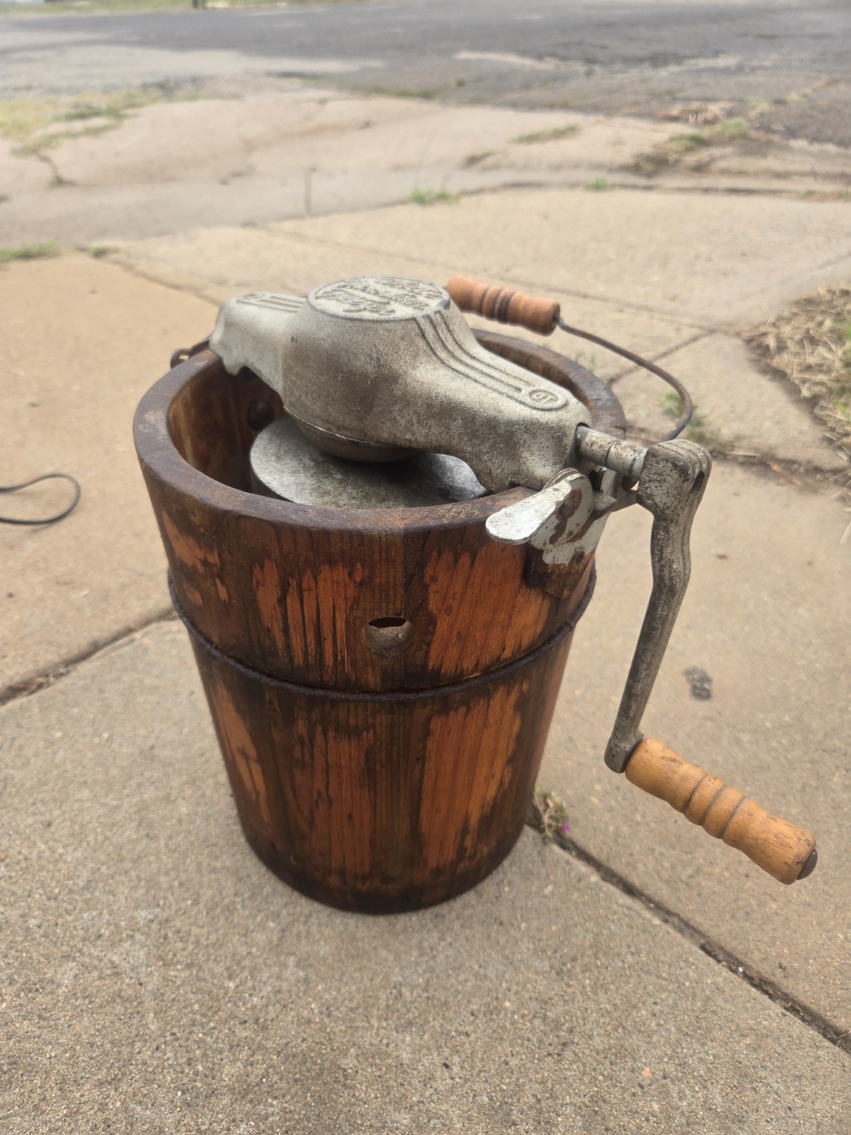 VINTAGE WHITE MOUNTAIN 2 QT HAND CRANK ICE CREAM FREEZER MAKER WOOD