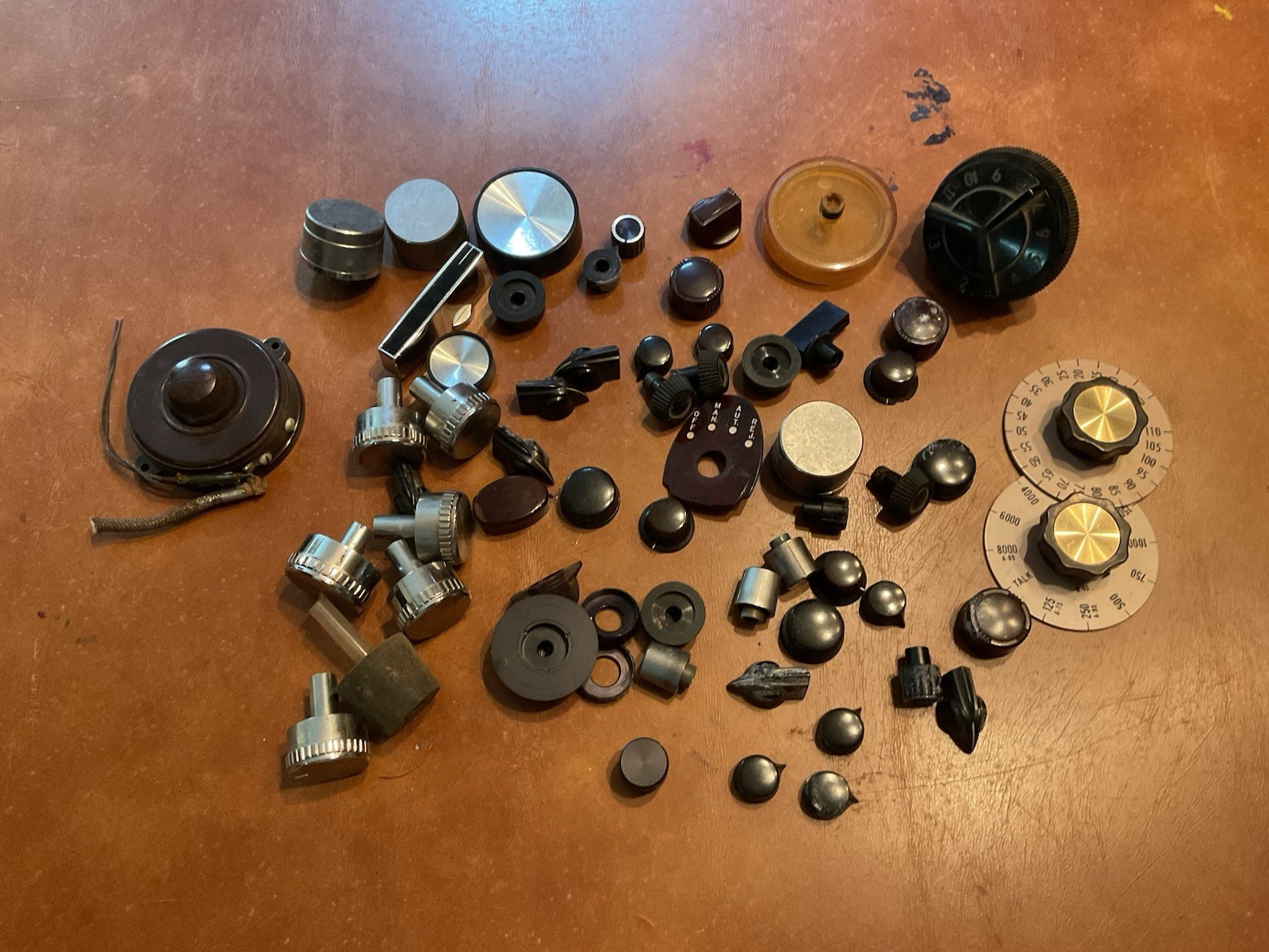 VINTAGE LOT OF RADIO, TV, AMP, ELECTRONIC KNOBS (60 pcs) VINTAGE LOT OF RADIO, TV, AMP, ELECTRONIC KNOBS (60 pcs)