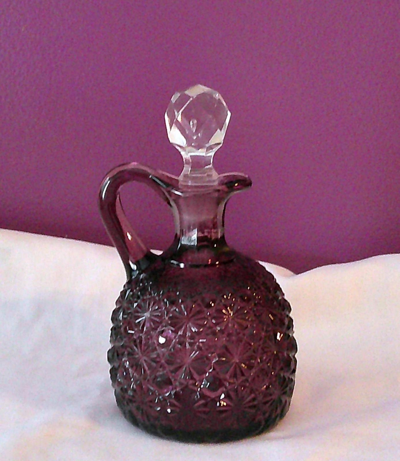 VINTAGE LG WRIGHT DAISY and BUTTON AMETHYST CRUET with STOPPER c 1960\'s