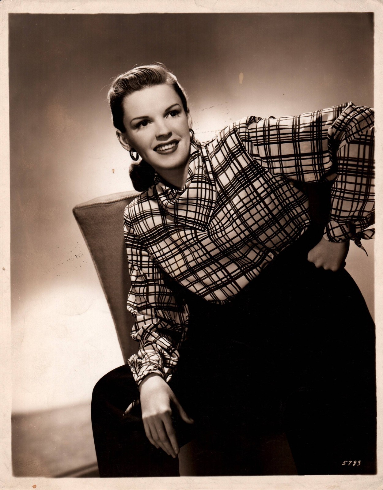 HOLLYWOOD JUDY GARLAND STYLISH POSE STUNNING PORTRAIT 1948 ORIG PHOTO MA78