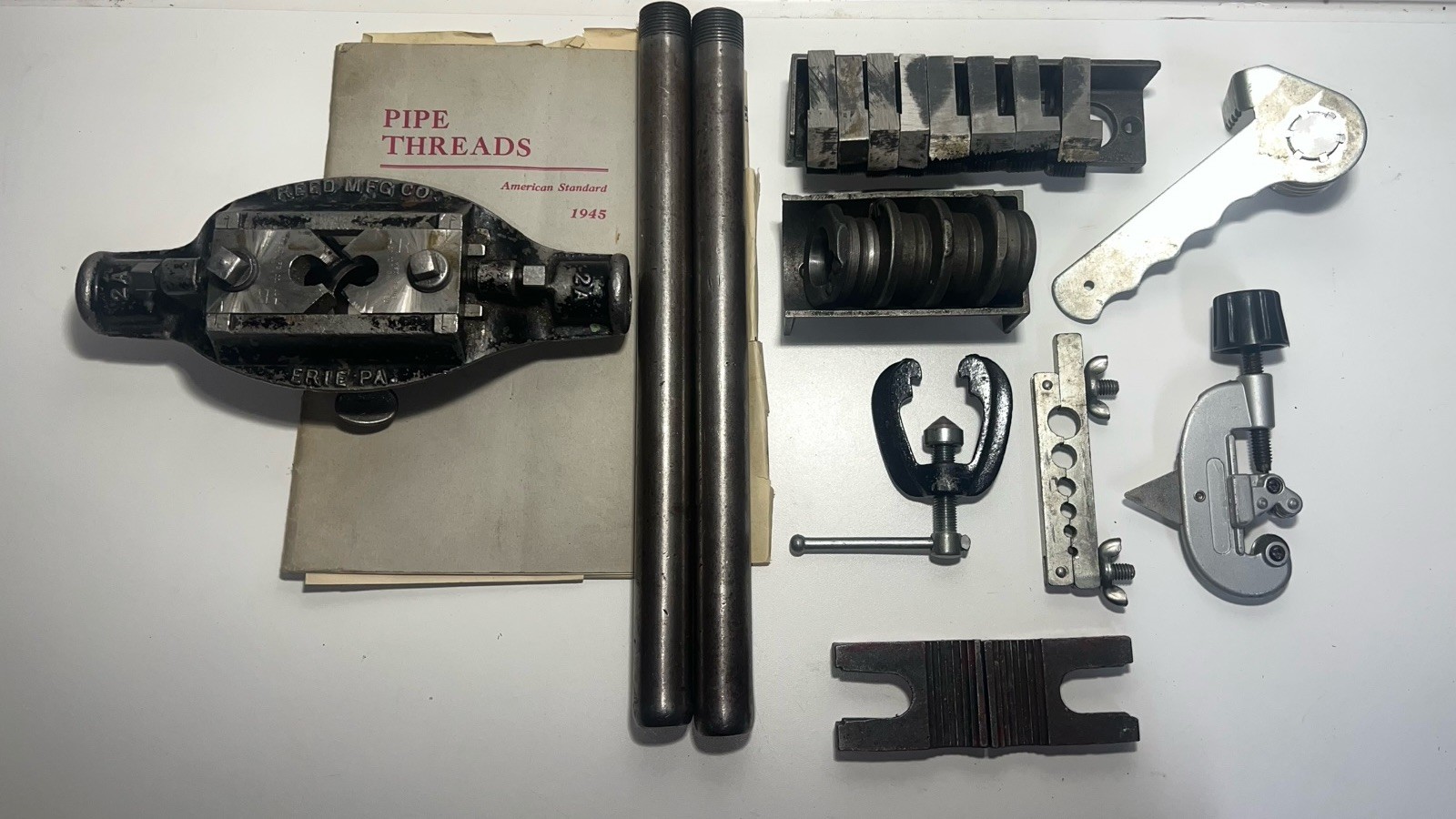 Vintage REED Mfg. Co. Pipe Threader. Antique. WITH LOTS OF PARTS