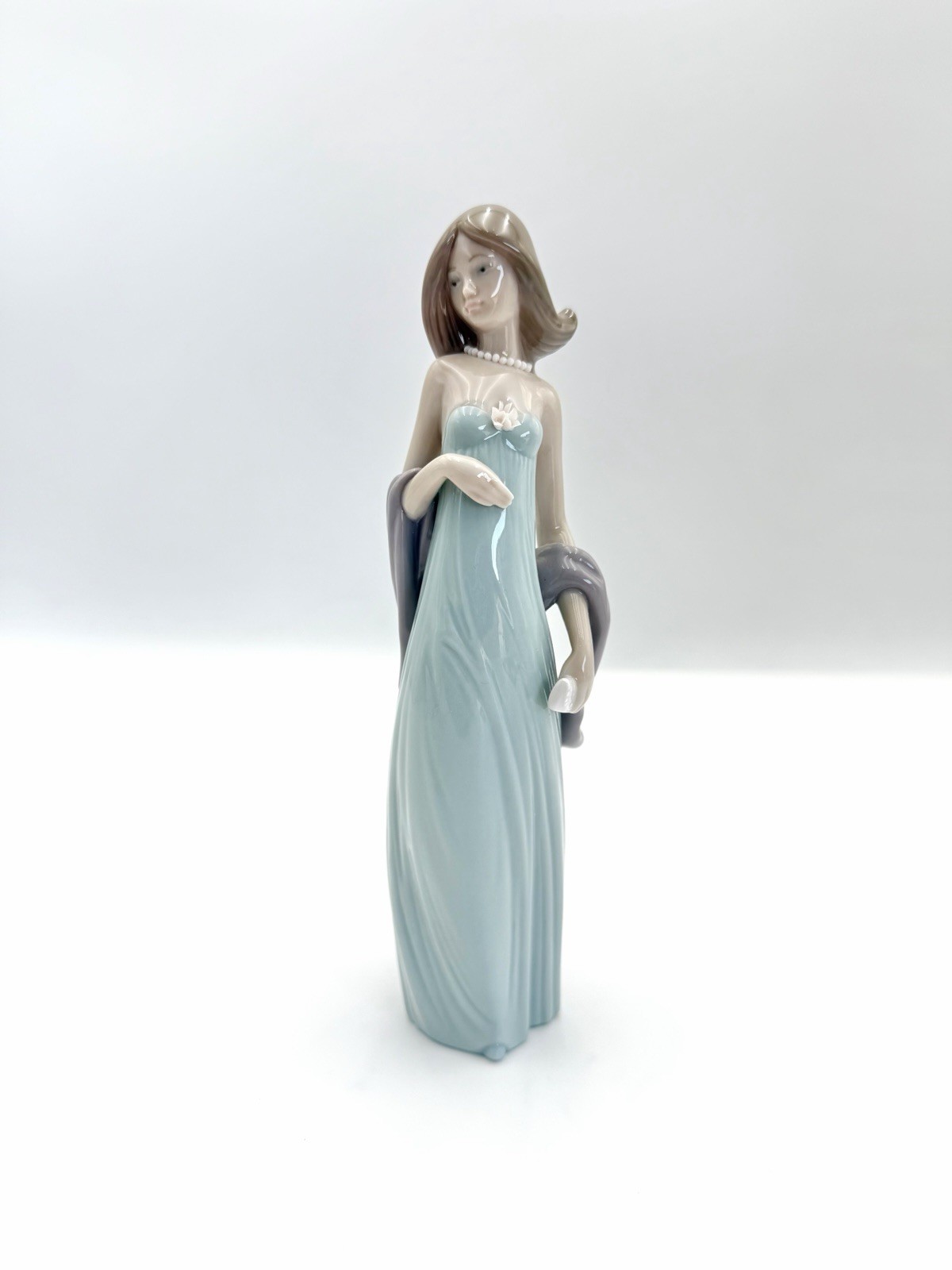 Lladro Elegant Ladies (Gloss-5487) - Blue Dress Ingenue, 7 3/4” *IN BOX*
