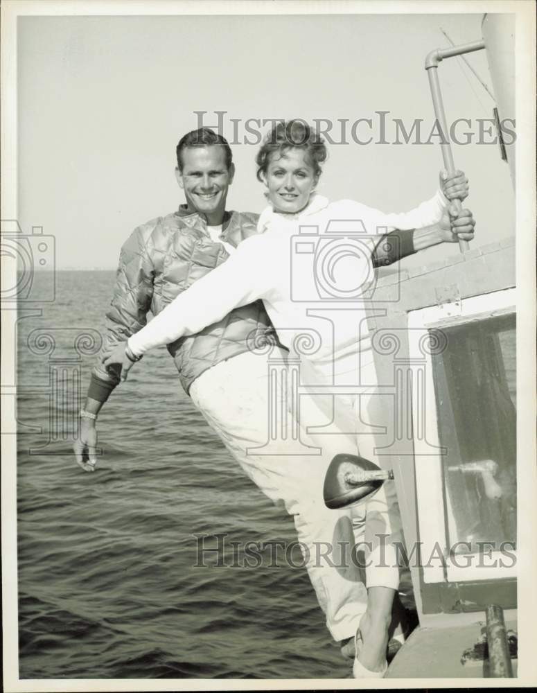 1959 Press Photo John Compton and Rebecca Wells sail to Santa Catalina Island