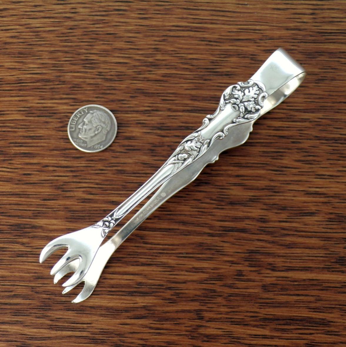 1847 Rogers International CHARTER OAK Silverplate SUGAR TONG Bon Bon Server
