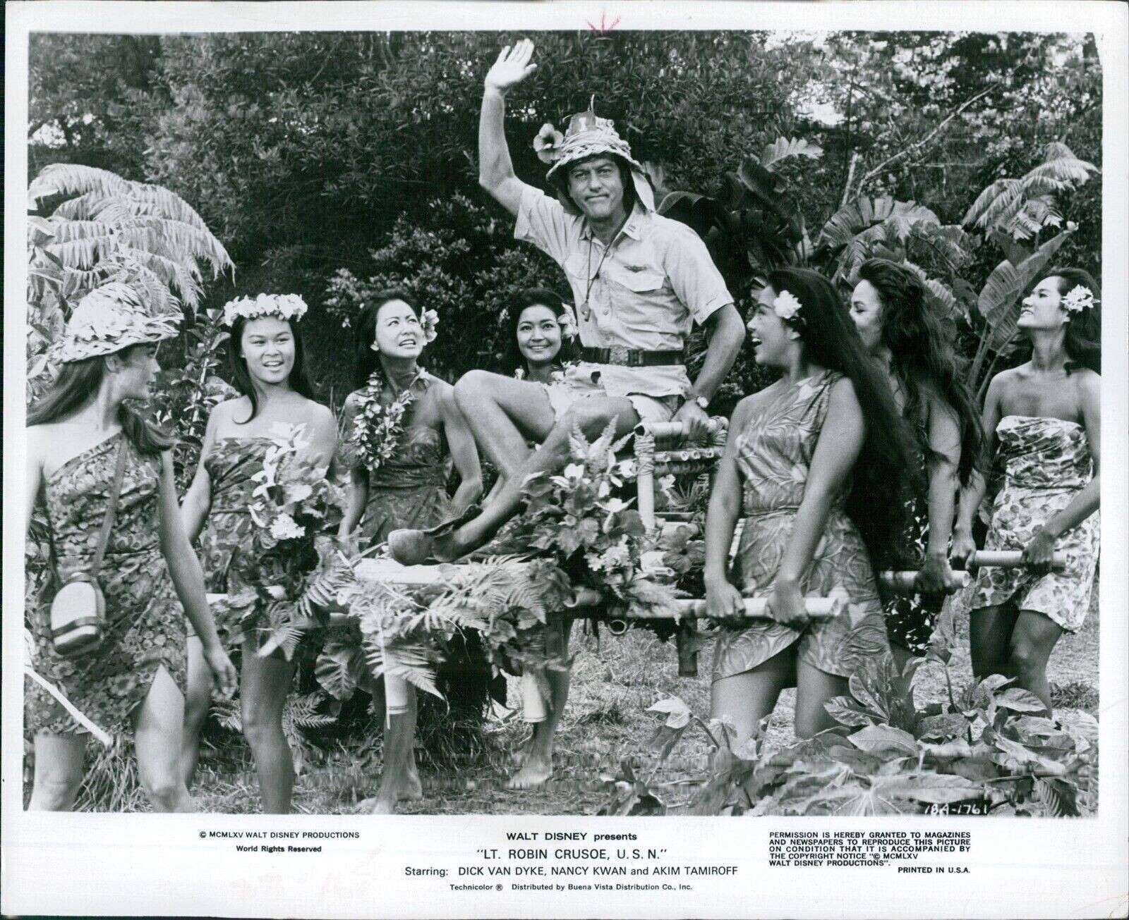 Dick Van Dyke Nancy Kwan Akim Tamiroff Byron Paul Robin Crusoe Actor Photo 8x10