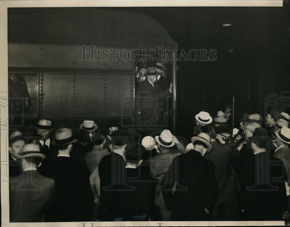 1934 Press Photo Sam Insull Standing on Platform of His Private Car in Chicago