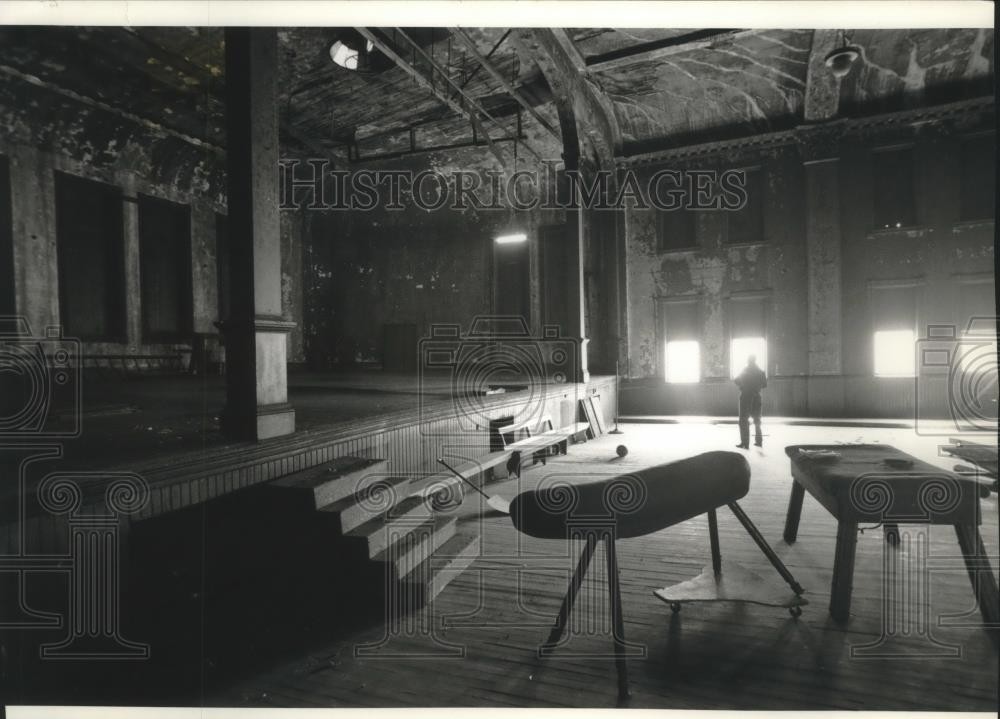 1994 Press Photo The Milwaukee Turner Hall Ballroom awaits refurbishing