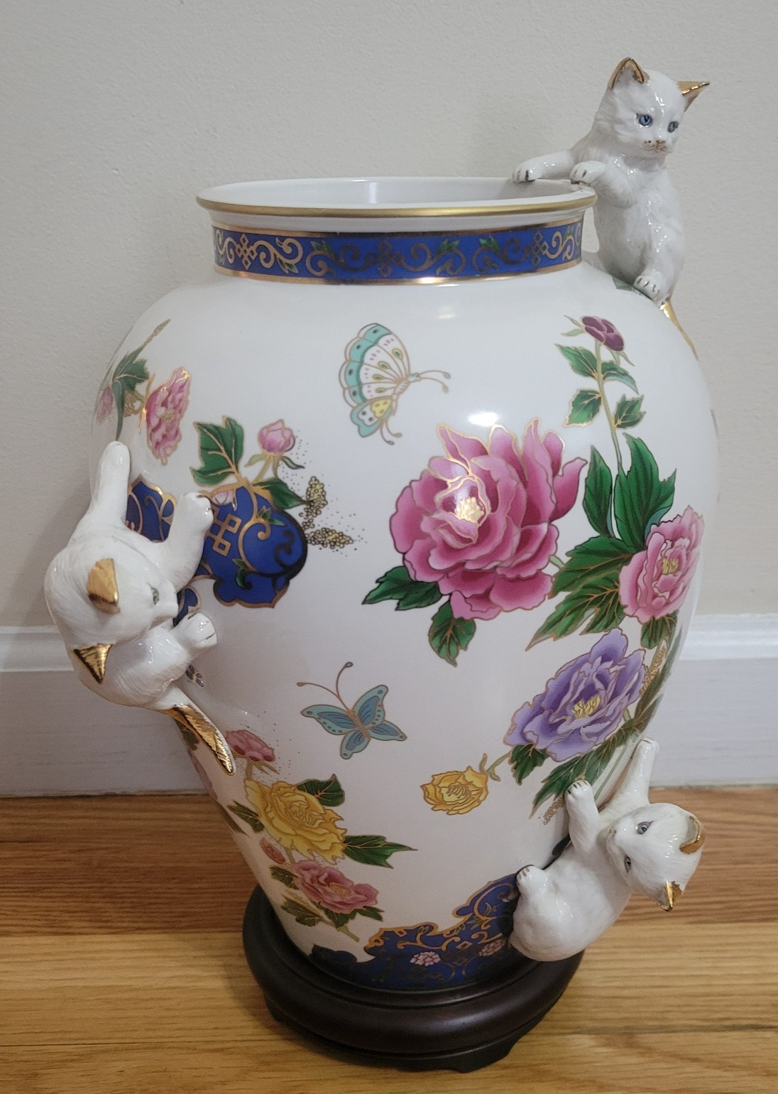 THE VASE OF THE IMPERIAL CATS by TOSHIIHARU KITAGAWA with stand - FRANKLIN MINT
