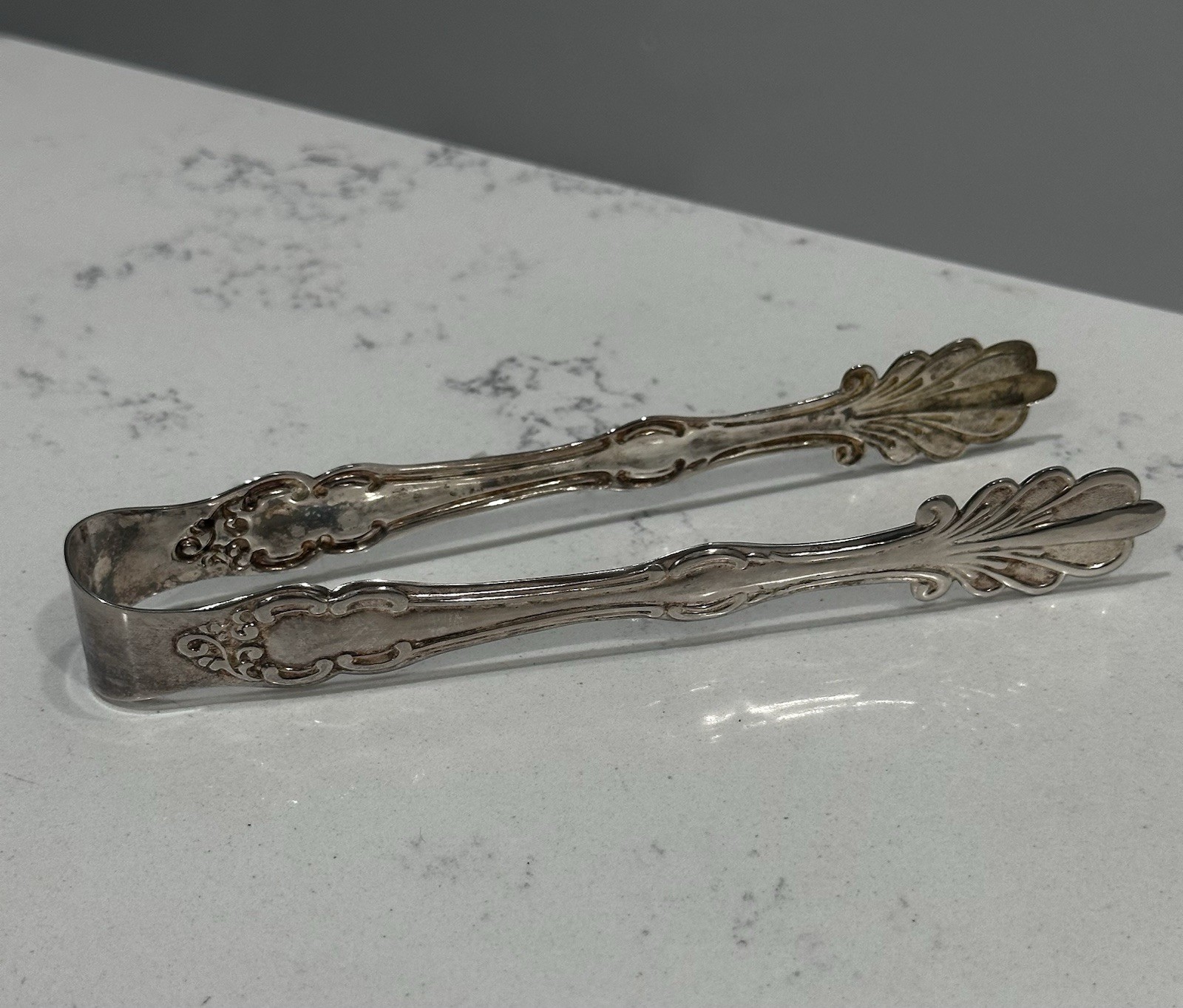 Sheridan Taunton Vintage Silversmiths Silver-plated Serving Tongs Shell Claw 7\