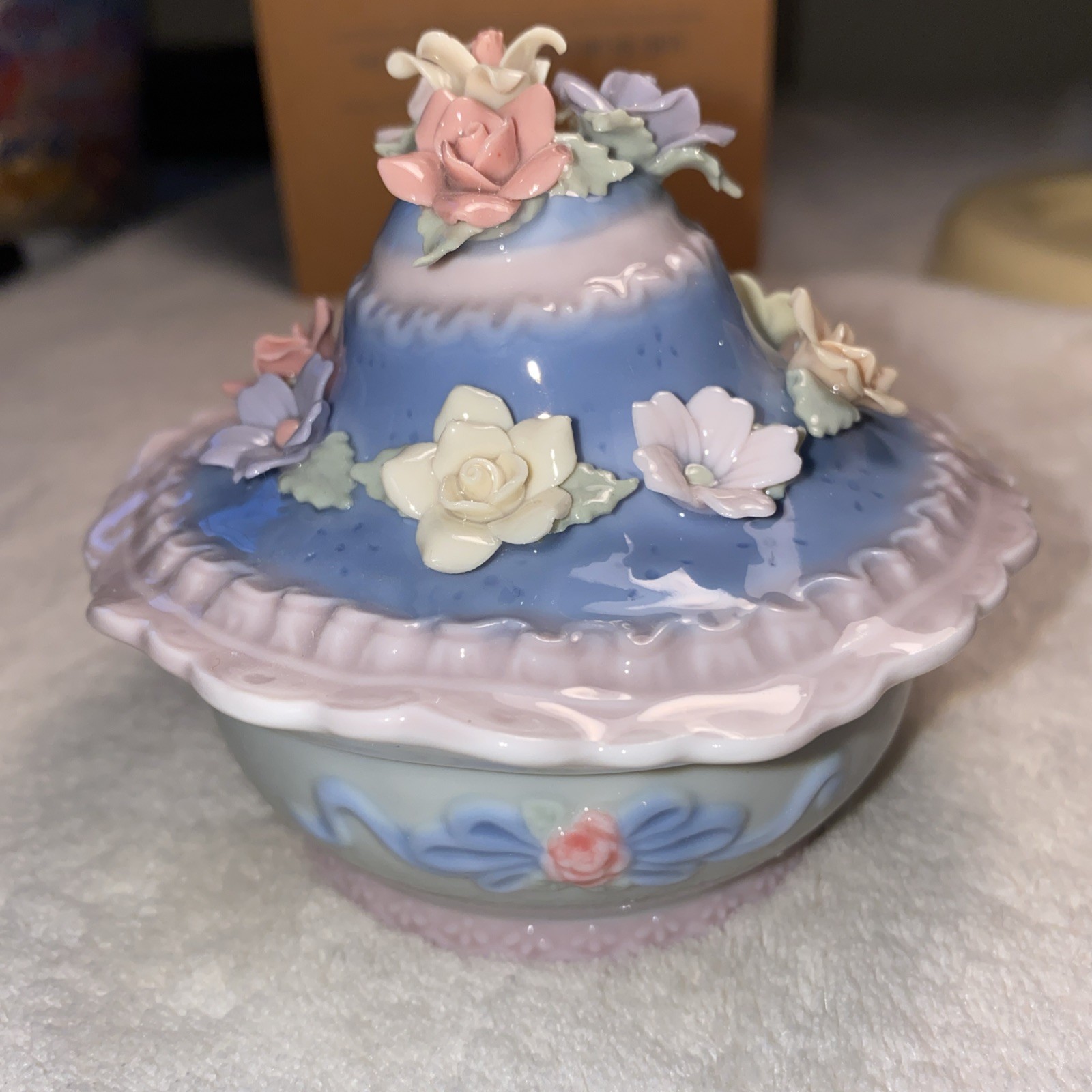 1998 Avon Trinket Box Victorian Porcelain Music Box Hat Plays Greensleeves