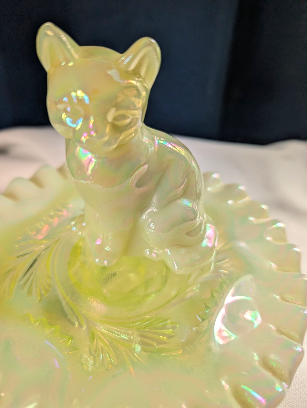 Fenton glass beautiful buttercream sitting cat 