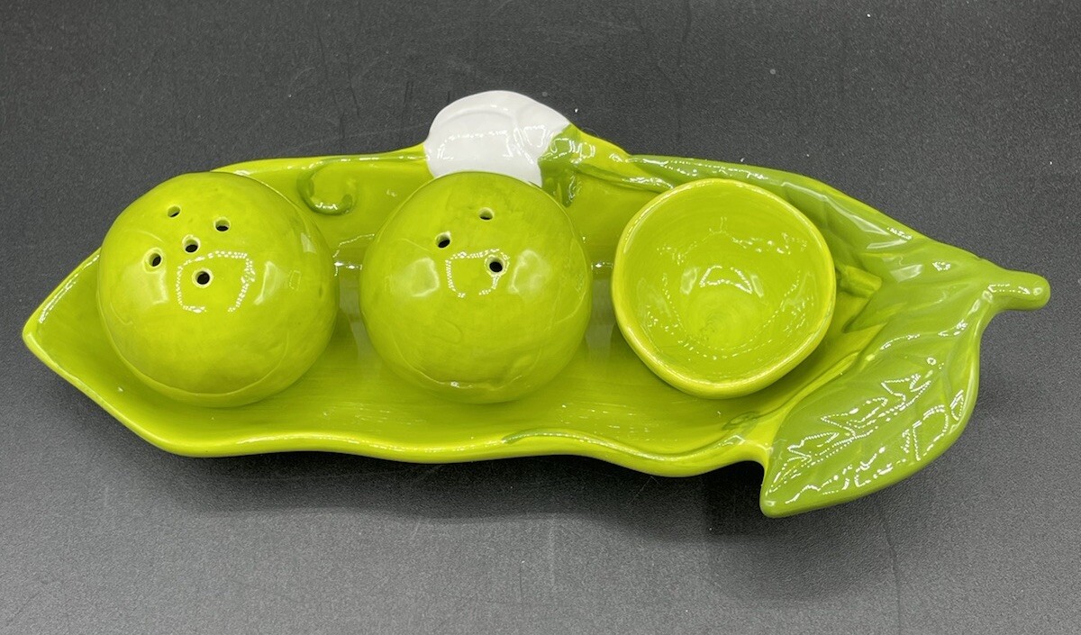 Anthropologie Farmstand Pea Pod Salt And Pepper Shakers Green 4 PC Set New Anthropologie Farmstand Pea Pod Salt And Pepper Shakers Green 4 PC Set New