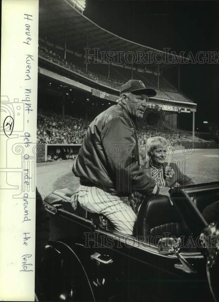 1982 Press Photo Brewers Manager Harvey Kuenn and wife - mjx84071 1982 Press Photo Brewers Manager Harvey Kuenn and wife - mjx84071