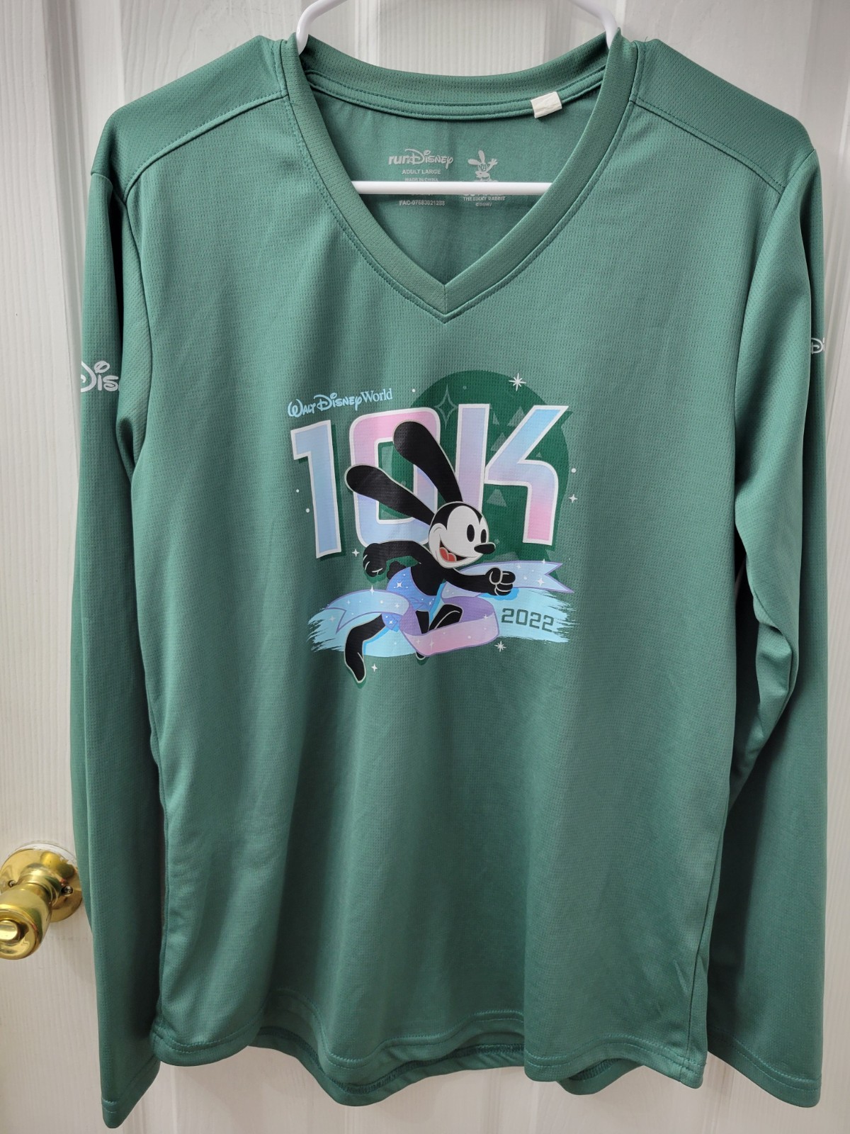 runDisney 2022 Walt Disney World 10K  Adult Large Green Long Sleeve Oswald EUC