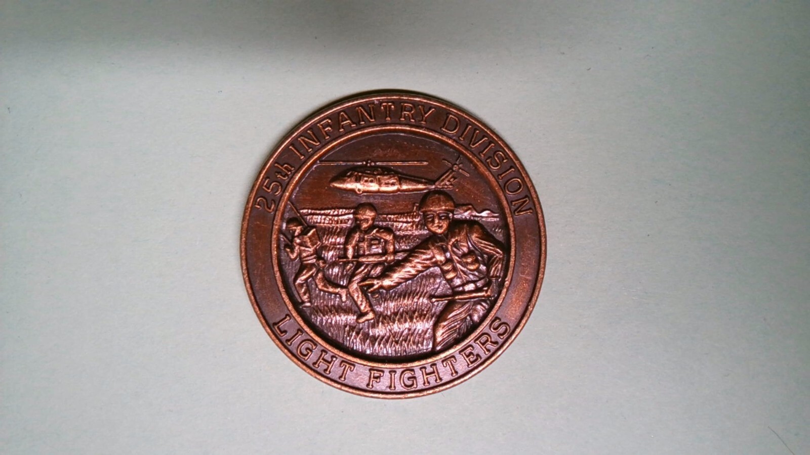 CHALLENGE COIN OLDER 25TH INFANTRY DIVISION LIGHT FIGHTERS JAPAN LUZON JAPAN