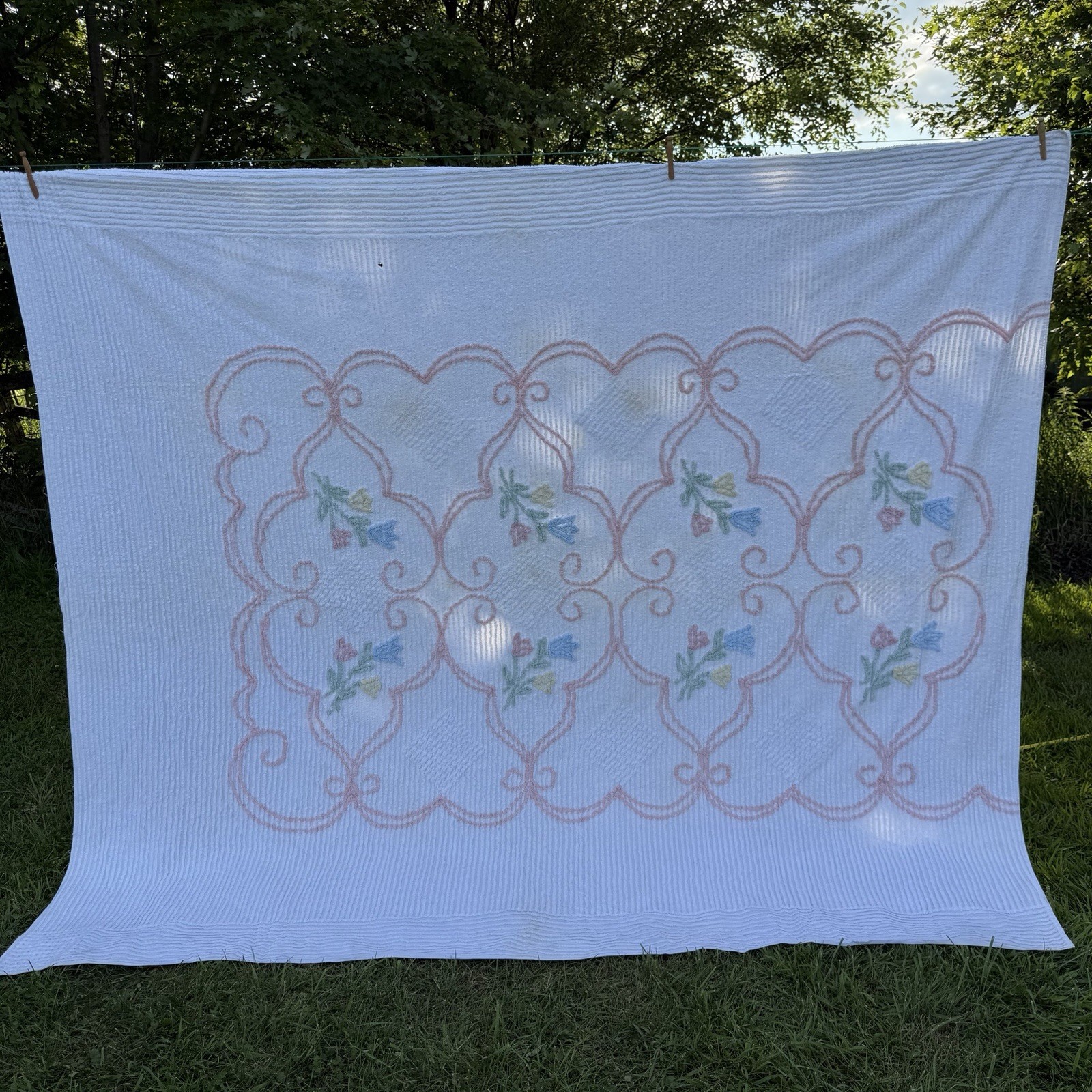 VINTAGE WHITE TULIP FLORAL CHENILLE TUFTED BEDSPREAD 88 X  100 in. READ INFO