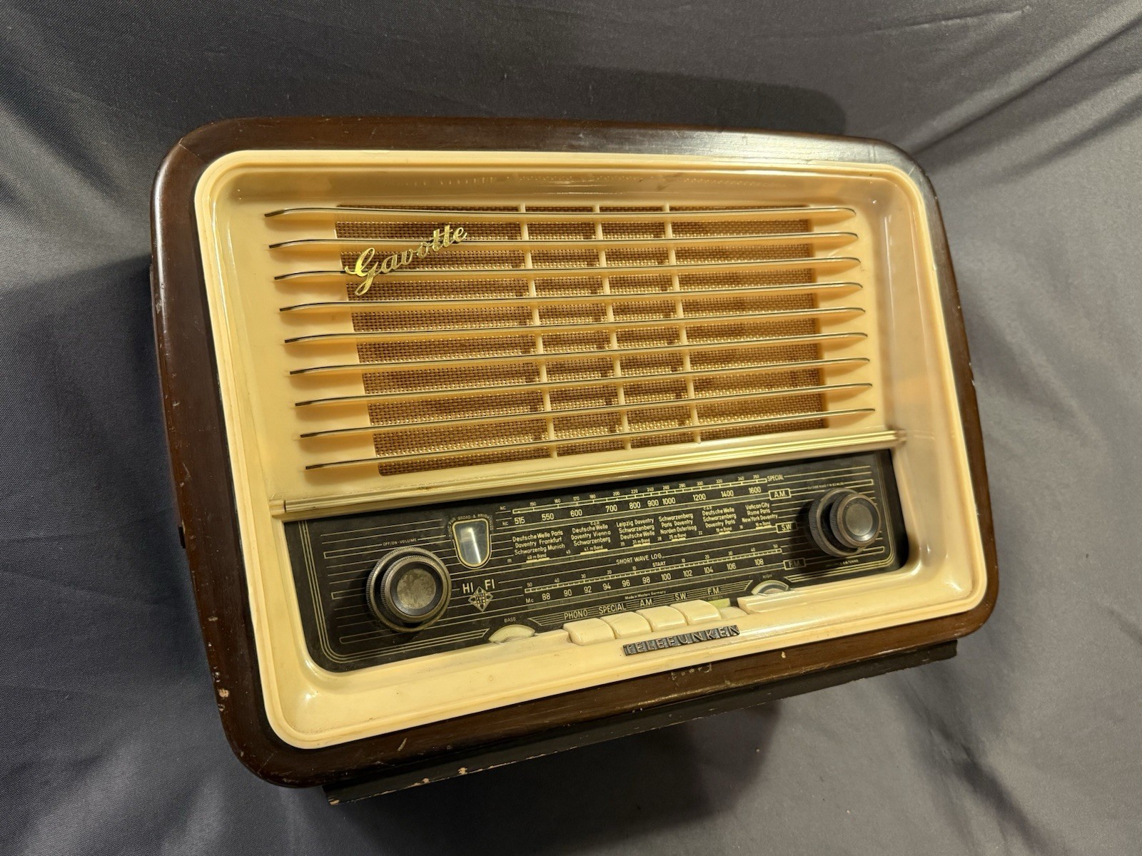 Vintage Telefunken Gavotte 7 Tube Radio 1960s Germany for parts/ repair Vintage Telefunken Gavotte 7 Tube Radio 1960s Germany for parts/ repair