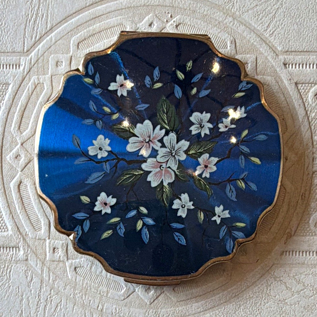 Stratton Floral Scalloped Gold Tone Compact