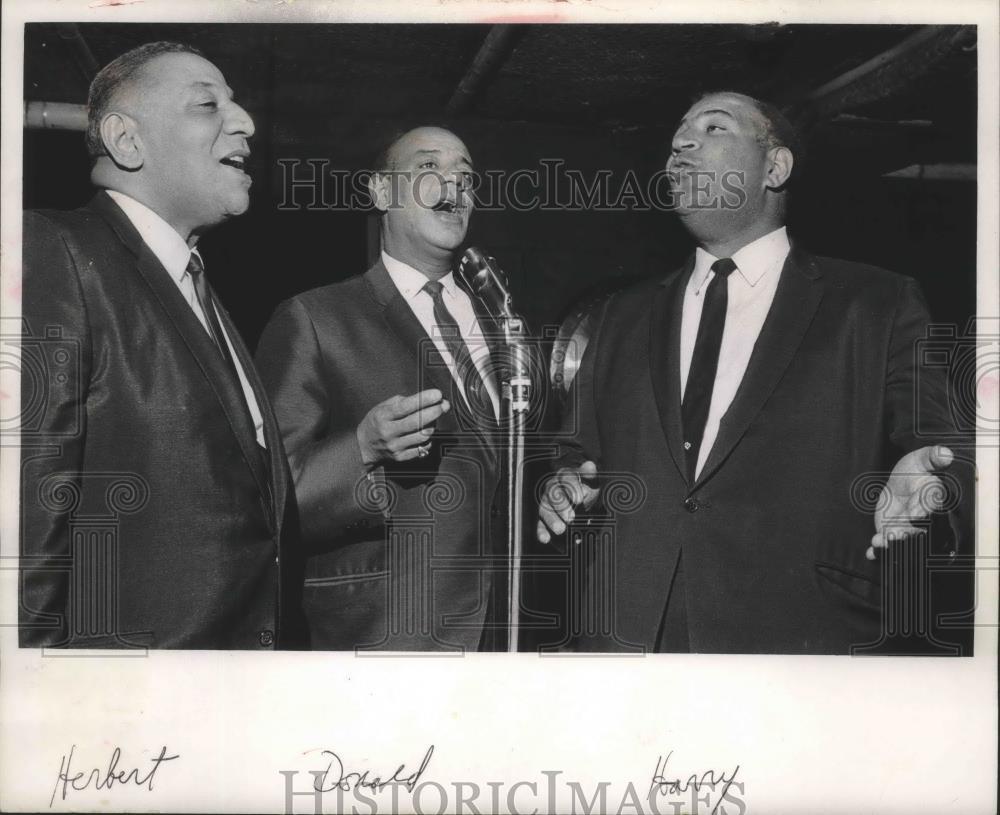 1965 Press Photo The Mills Brothers Performing at the Leilani Club in Wisconsin