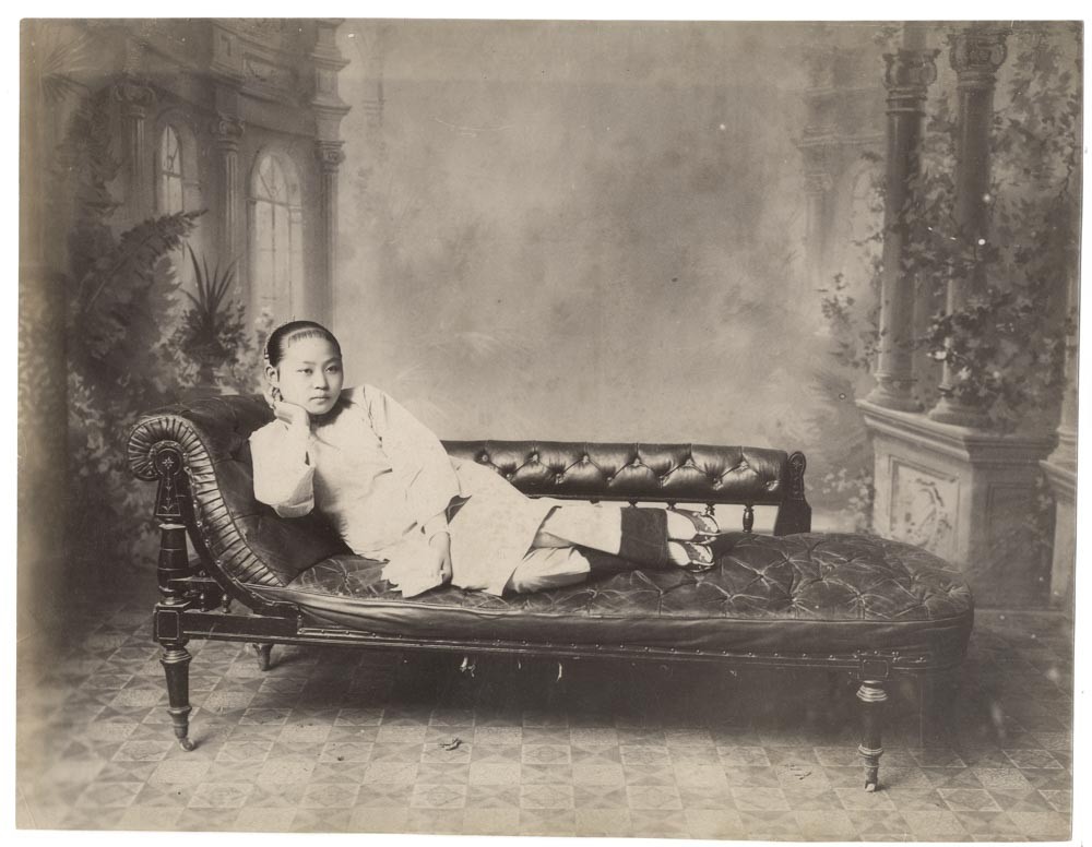 c.1880's PHOTO CHINA - STUDIO PORTRAIT OF A YOUNG WOMAN c.1880's PHOTO CHINA - STUDIO PORTRAIT OF A YOUNG WOMAN