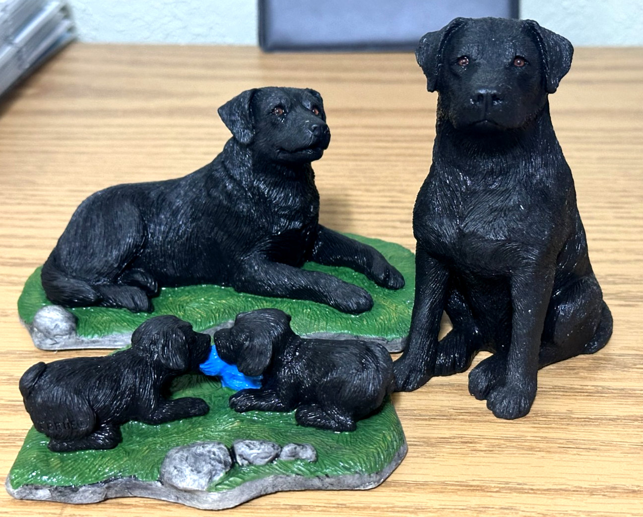 SANDICAST BLACK LAB RETRIEVER MOM, DAD & PUPS SCULPTURE FIGURES (3) MADE IN USA