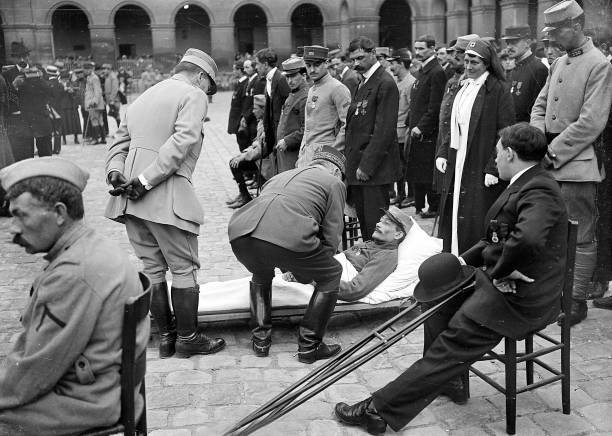 General Alfred Urchin congratulating the \'brave\' Paris 1917 OLD PHOTO