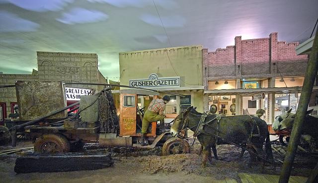 Photo:Kilgore Texas 2014 East Texas Oil Museum Muddy Street Scene