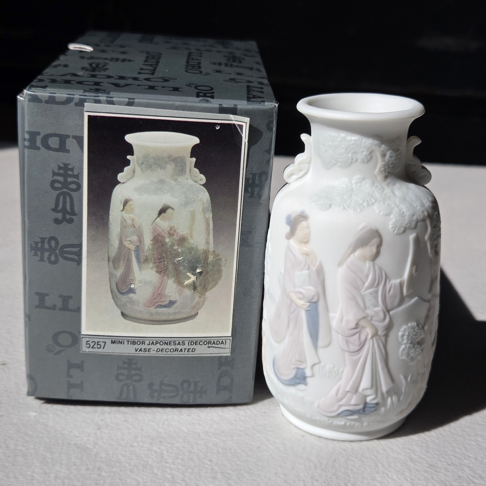 Lladro Mini Vase #5257 - mint condition - Comes with the box - Japanese Vase Lladro Mini Vase #5257 - mint condition - Comes with the box - Japanese Vase