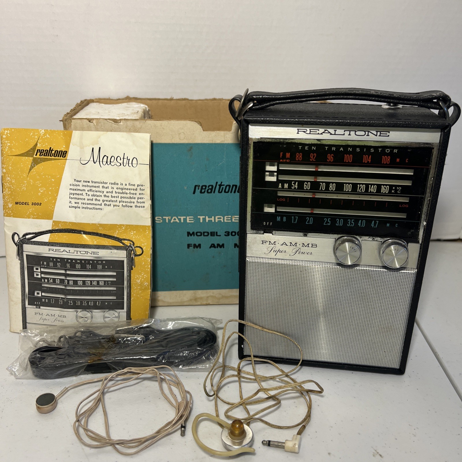 RARE VTG REALTONE MAESTRO TRANSISTOR RADIO W/BOX, MANUAL, STRAP, HEADPHONES READ
