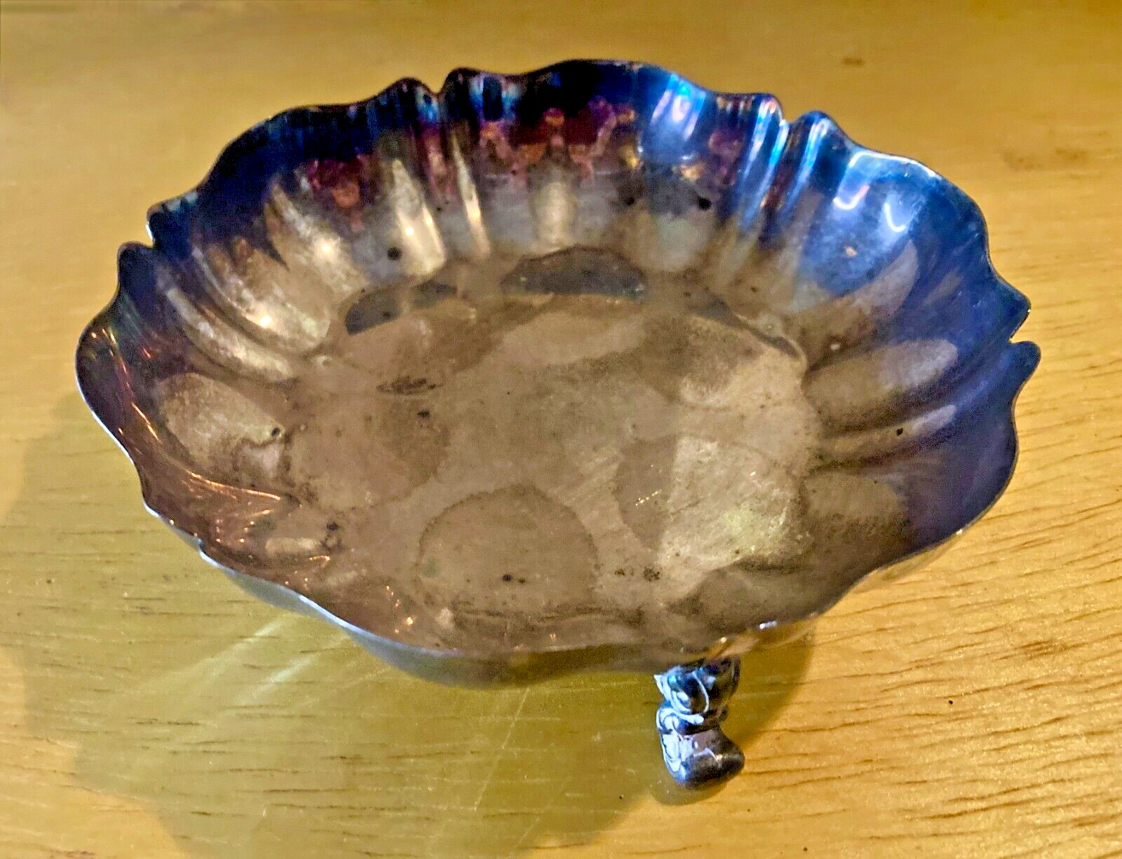 WM A Rogers Tri-Footed Silverplate Candy/Nut Dish Bowl Scalloped Ornate Feet WM A Rogers Tri-Footed Silverplate Candy/Nut Dish Bowl Scalloped Ornate Feet