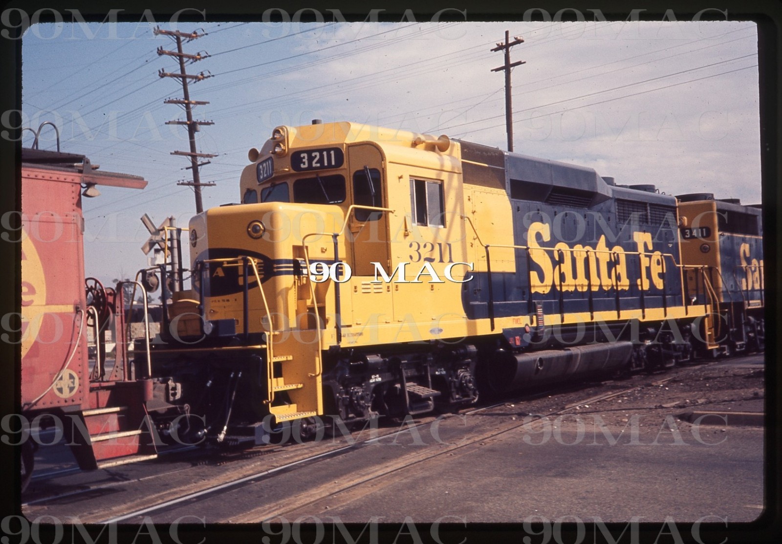 SANTA FE-ATSF. EMD GP30 #3211. KAISER (CA). Original Slide 1972. FRESH