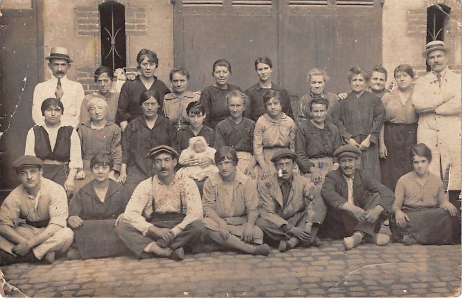 Photography - No. 90938 - Group Of People In A Courtyard - Photo Card