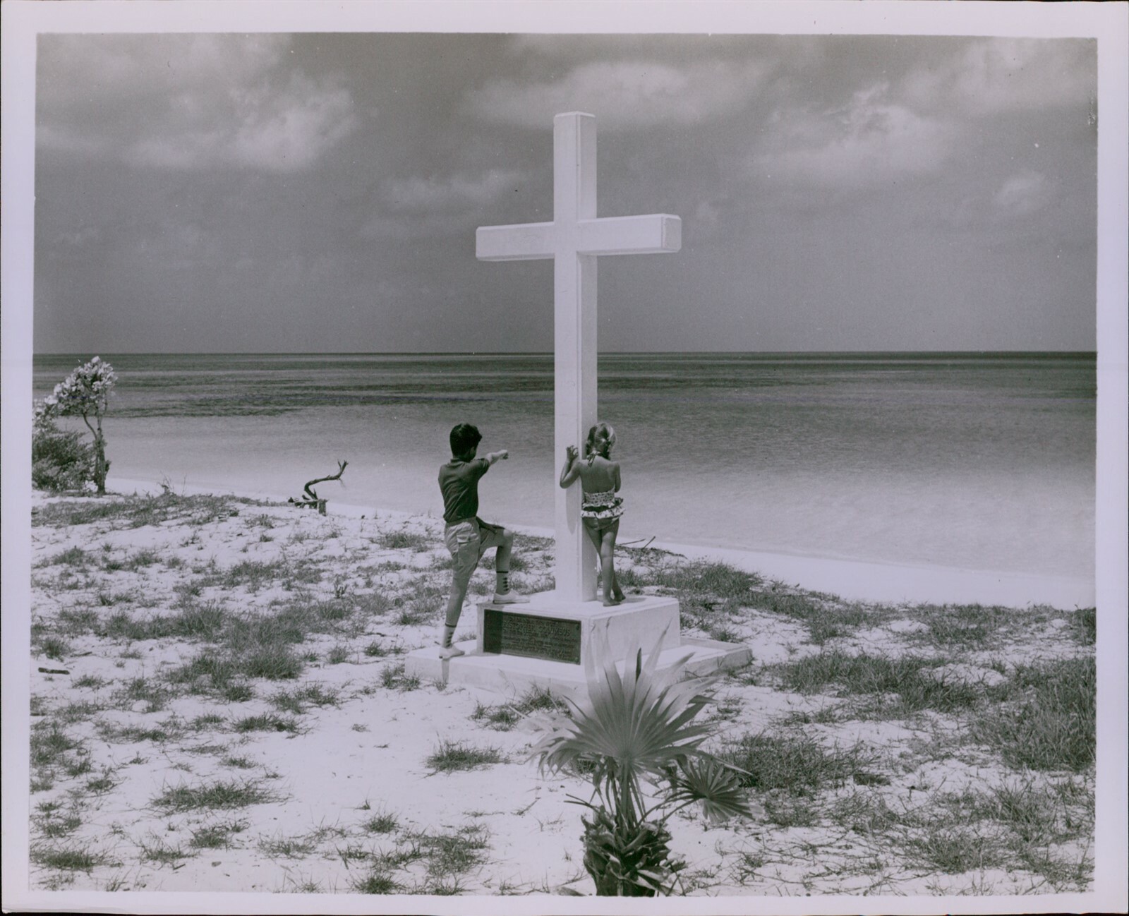 LG823 1966 Original Photo SAN SALVADOR BAHAMAS Columbus Landing Monument Cross