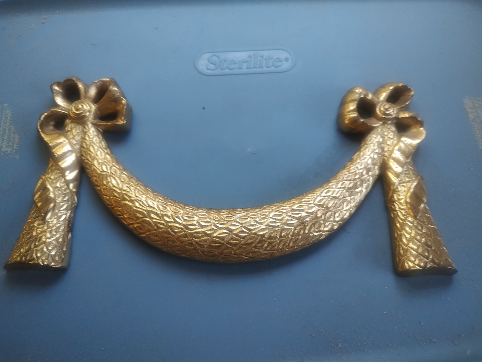 Vintage Solid Brass Wall Hanging Hollywood Regency Ribbon and Bow Swag Design