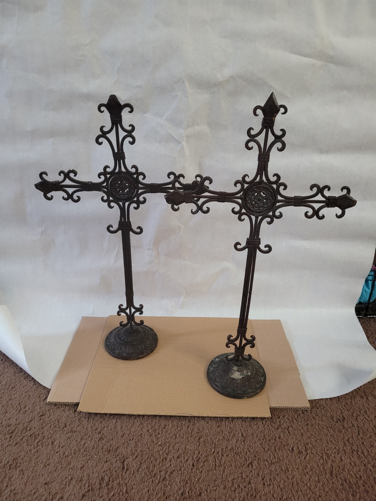 Set of 2 Vintage Design Toscano Fleur de Lis Cast Iron Crosses 21\ Set of 2 Vintage Design Toscano Fleur de Lis Cast Iron Crosses 21\