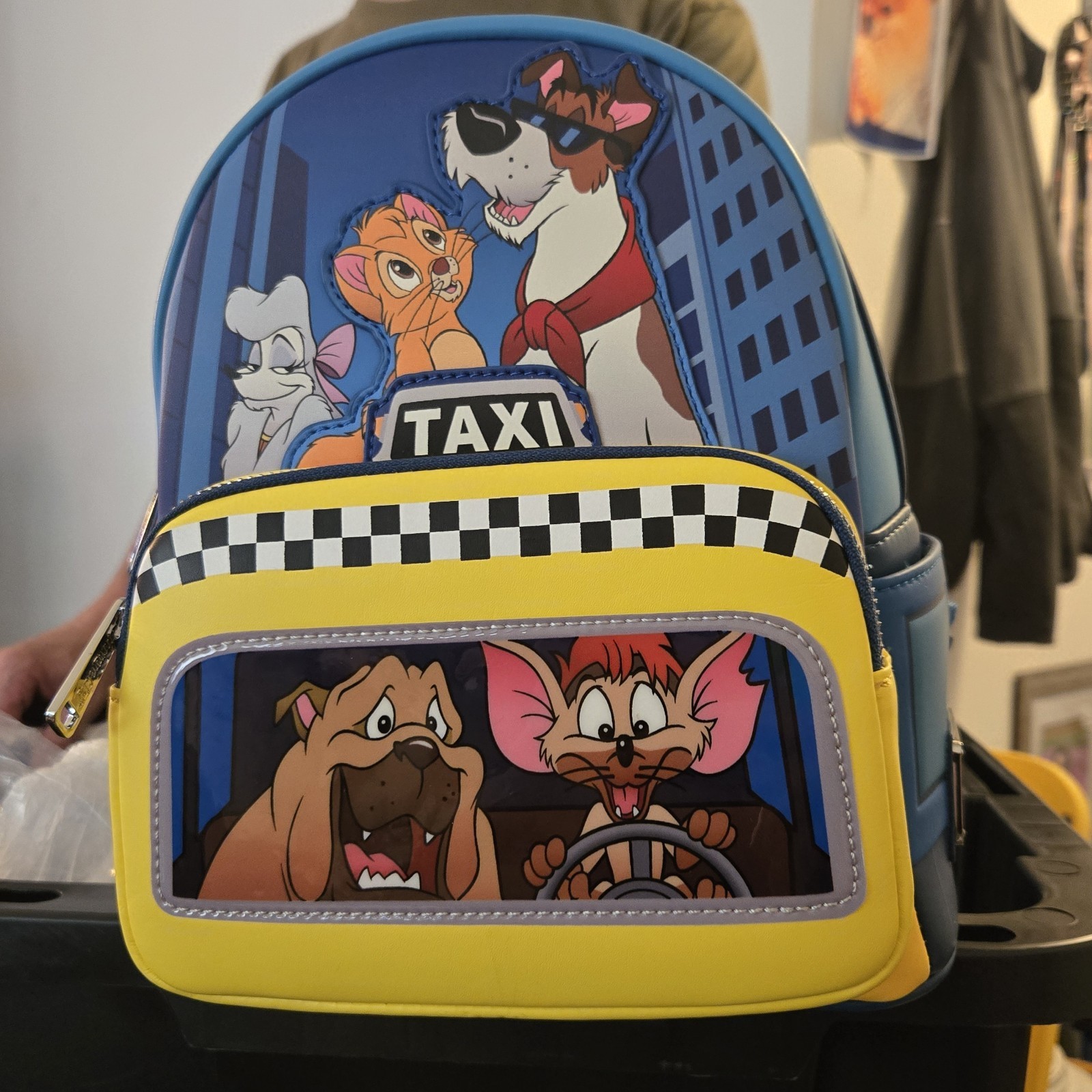 Loungefly Oliver and Company Taxi Ride Disney - Mini Backpack - IN HAND Loungefly Oliver and Company Taxi Ride Disney - Mini Backpack - IN HAND