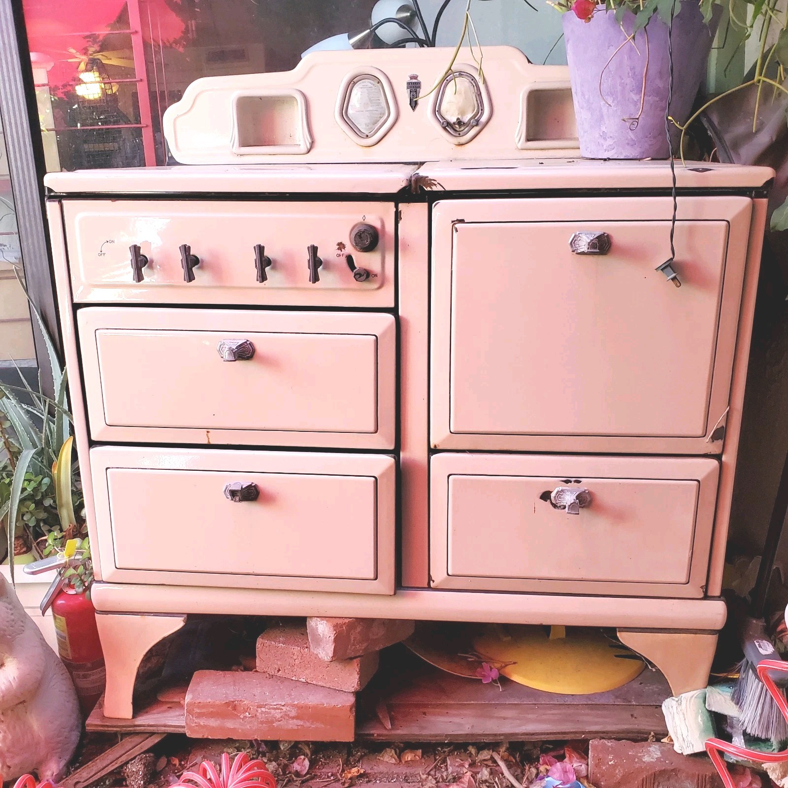 vintage O'keefe & Merritt stove oven 4 legs beige enamel vintage O'keefe & Merritt stove oven 4 legs beige enamel