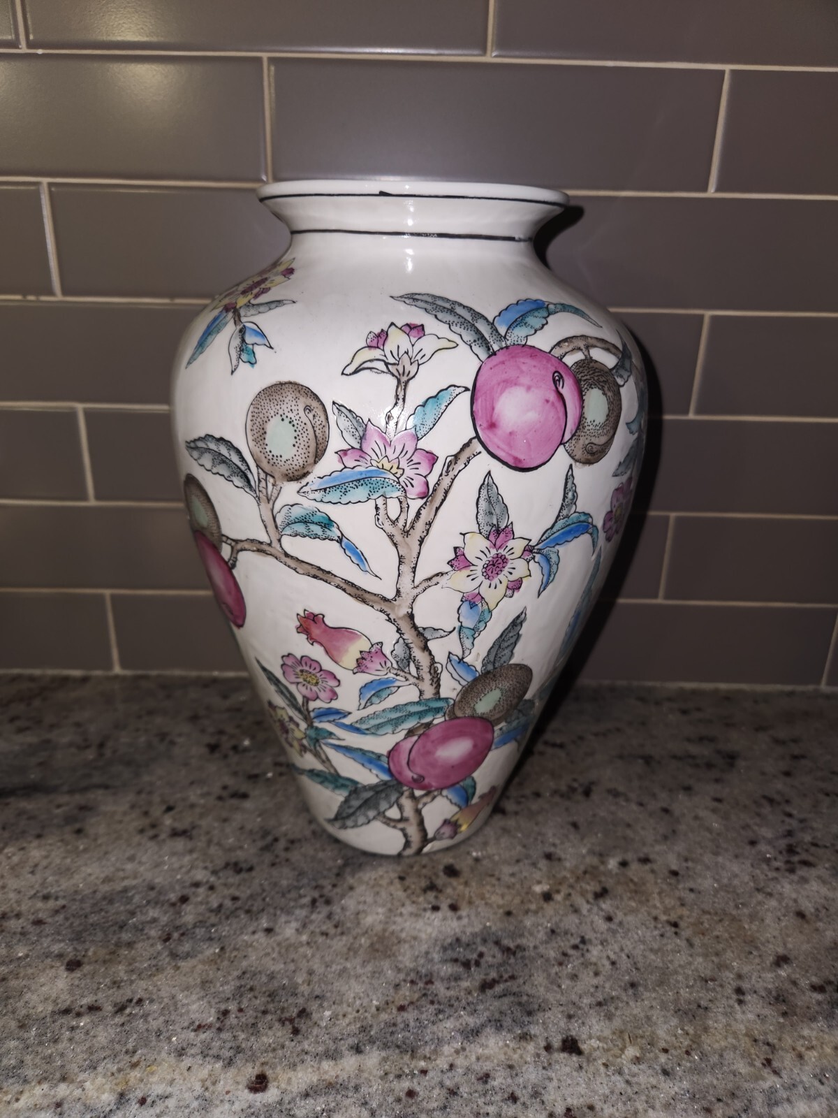 Vintage WBI Chinese Chinoiserie Enameled Porcelain Mantel Urn Vase 8.5\